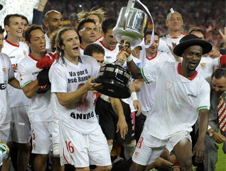 Los jugadores del Sevilla celebran el ttulo