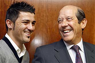 Manuel llorente y David Villa, en una imagen de archivo, sonríen durante un acto público del Valencia