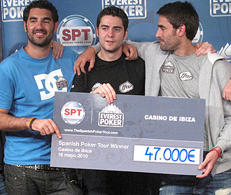 Javier 'elflacokanu' Martnez, en el centro, con su cheque de ganador.