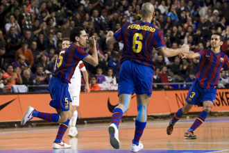 Chico, jugador del Barcelona , celebra un gol contra Lobelle.
