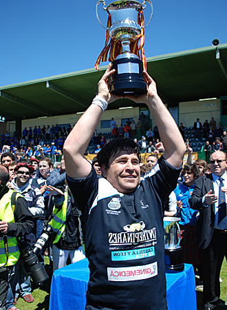 Fernando Calle, el sempiterno capitn quesero, levanta la copa que acredita al VRAC como campen de la Copa del Rey 2009/10