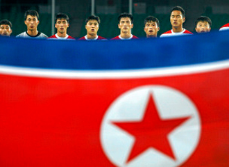 Los jugadores de Corea del Norte escuchan el himno antes de un choque con Mxico en marzo.