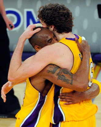 Kobe y Pau se abrazan en la serie contra Phoenix