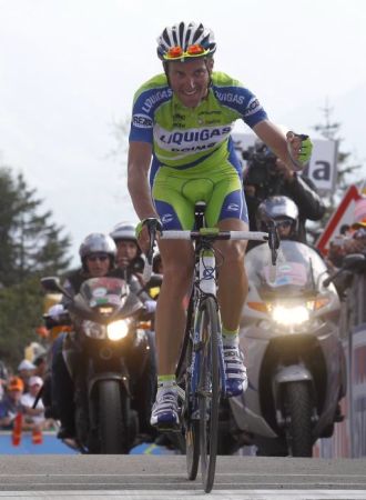 Ivan Basso celebra su victoria en la meta de Zoncolan.