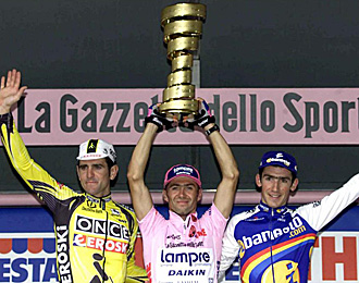 Simoni en el podium del Giro de 2001 junto a Olano y Unai Osa.
