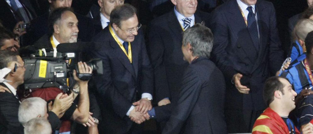 Florentino P�rez felicitando a Mourinho en el palco del Santiago Bernab�u