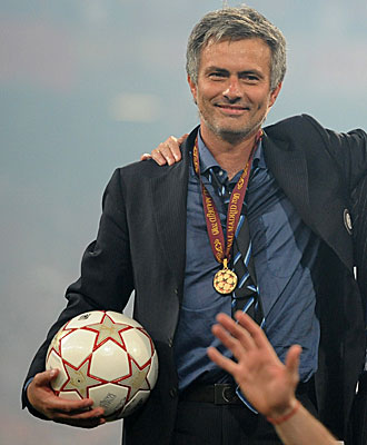 Mourinho, feliz con su medalla y el balón de la Champions