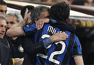 Diego Milito se abraza a Mourinho a la finalizacin del partido.