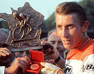 Jacques Anquetil fue el primer ciclista en ganar las tres grandes.