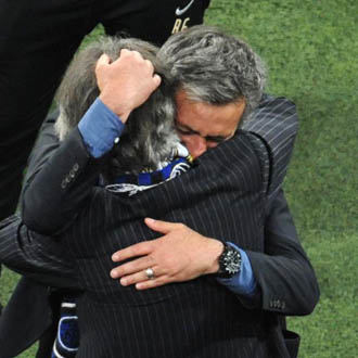Mourinho y Moratti se abrazan tras la consecuci�n de la Champions