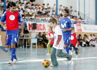 Los jugadores de Inter Movistar disfrutan con las actividades con los ms jvenes.
