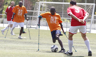 Un jugador del equipo de Sierra Leona controla el baln durante el partido.