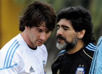 Messi charla con Maradona en un entrenamiento.