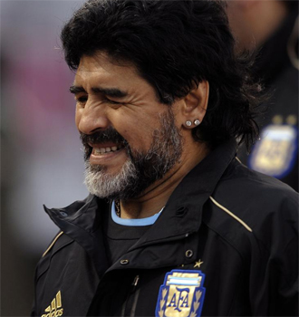 Maradona gesticula