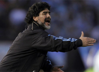 Maradona da instrucciones a los suyos.
