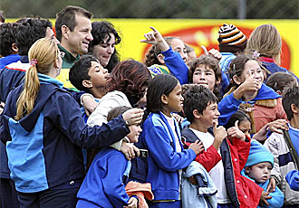 Dunga se fotografía este martes con aficionados presentes en el entrenamiento de Brasil.