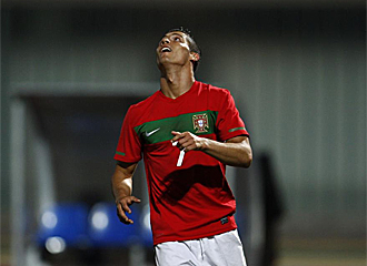 Cristiano se lamenta durante el partido con Portugal.