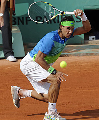 Rafa Nadal, durante un punto en su partido contra Mina en Roland Garros