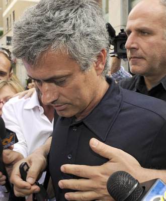 Jos Mourinho, este medioda, asediado por los periodistas en las calles de Miln.
