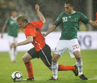 La lluvia fue el gran protagonista en el estadio Badenova, Alemania