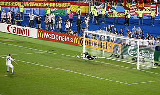 Casillas detiene a De Rossi uno de los penaltis de la hist�rica tanda de la Eurocopa de 2008 ante Italia.