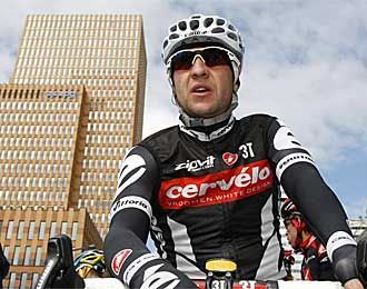 Carlos Sastre, antes de tomar la salida en una etapa de este Giro