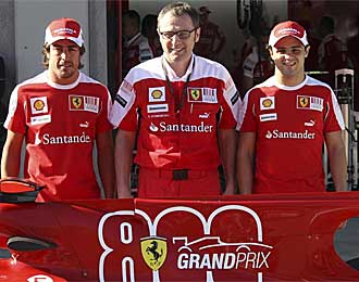Alonso, Domenicali y Massa posan antes de un Gran Premio