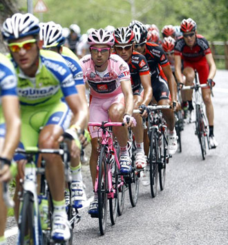 Arroyo, con la maglia rosa tras los Liquigas en la etapa del Mortirolo.
