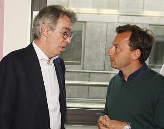 Massimo Moratti, presidente del Inter, conversa con Pablo Polo, este viernes en la redaccin de La Gazzetta.
