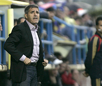 Paco Herrera, dirigiendo al filial del Villarreal durante el partido ante el Real Unin
