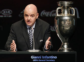 Gianni Infantino con el trofeo de la Eurocopa