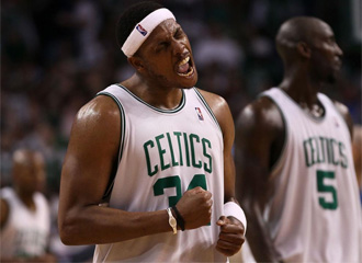 Paul Pierce celebra la victoria de los Celtics.