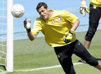 Julio Csar, durante un entrenamiento con Brasil.