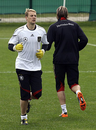Manuel Neuer y Tim Wiese durante una sesi�n de entrenamiento de la selecci�n alemana.