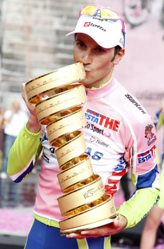 Ivan Basso besa el trofeo del Giro de Italia 2010.
