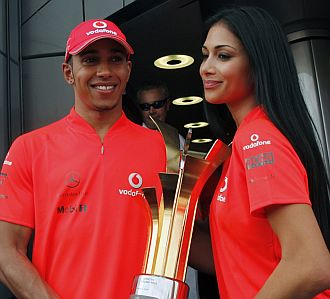 Hamilton ensea el trofeo con su novia
