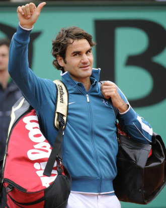 Roger Federer se despide del pblico parisino.