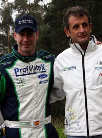 El piloto espaol Xevi Pons, junto a Luis Moya