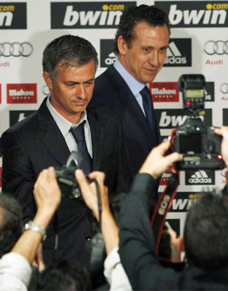 Mourinho y Valdano justo antes de empezar la rueda de prensa.