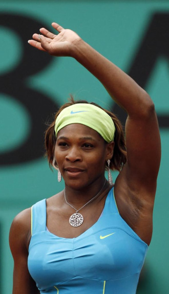 Serena Williams saluda al pblico parisino.