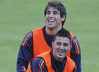 Javi Martnez y Villa bromean durante un entrenamiento de la seleccin.