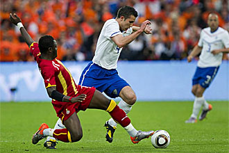 Van Persie sortea a Muntari en el amistoso entre Holanda y Ghana