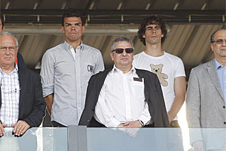 El portugus Pepe, en el palco durante el amistoso de su seleccin ante Camern