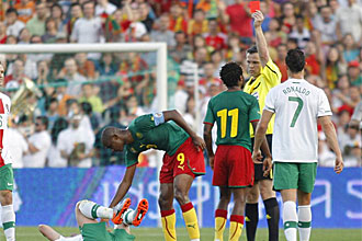 Etoo ve la roja tras su patada sobre Duda en el amistoso entre Portugal y Camern