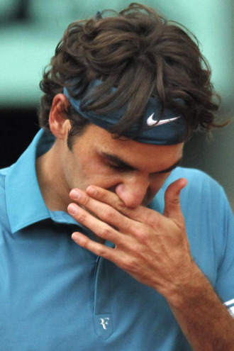 Roger Federer cabizbajo en su partido ante Robin Soderling.