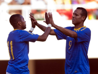 Robinho y Luis Fabiano celebran el segundo gol de Brasil.