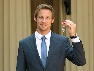 Button posa con la medalla que le ha entregado la Reina de Inglaterra.