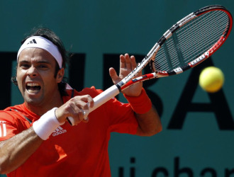 Fernando Gonzlez golpea una bola en Roland Garros.