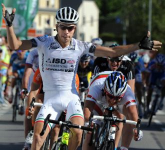 Giovanni Visconti celebrando su victoria en meta.