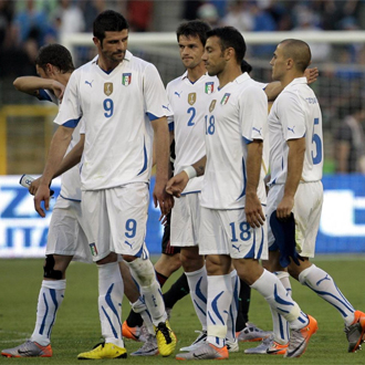 Los jugadores de Italia, abandonan el terreno de juego con cara de pocos amigos.
